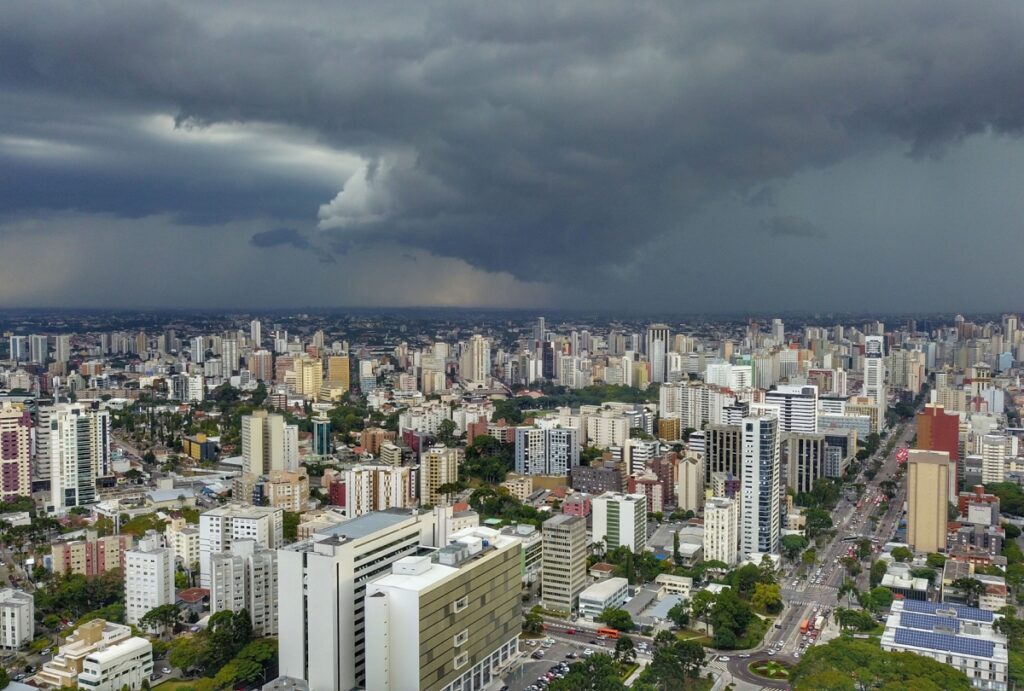 Previsão do tempo no Paraná em novembro será marcado por chuvas acima da média, risco de ciclones extratropicais e frio atípico.
