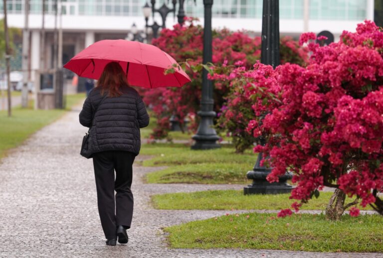 A previsão do tempo no Paraná indica um feriado prolongado com chuva, queda de temperatura e risco de tempestades. Veja os detalhes.