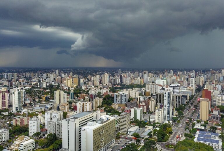 Previsão do tempo no Paraná indica um fim de semana de frio, com termômetros marcando até 5°C. A chuva perde força e o sol volta a aparecer.