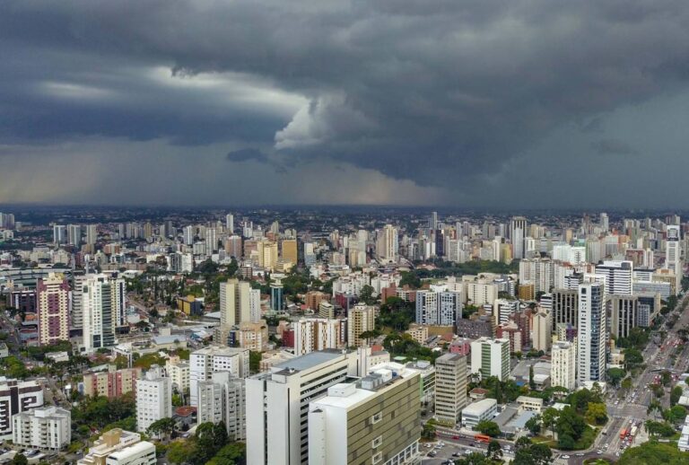 Após as fortes chuvas que atingiram o Paraná no sábado (24), o estado não tem previsão de novas tempestades neste domingo (25)