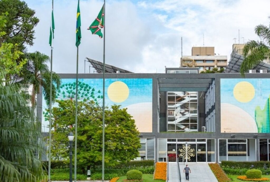 Os 1.443 professores que serão contratados temporariamente substituirão diretores e vice-diretores que assumirem estas tarefas e servidores que estão em afastamento.