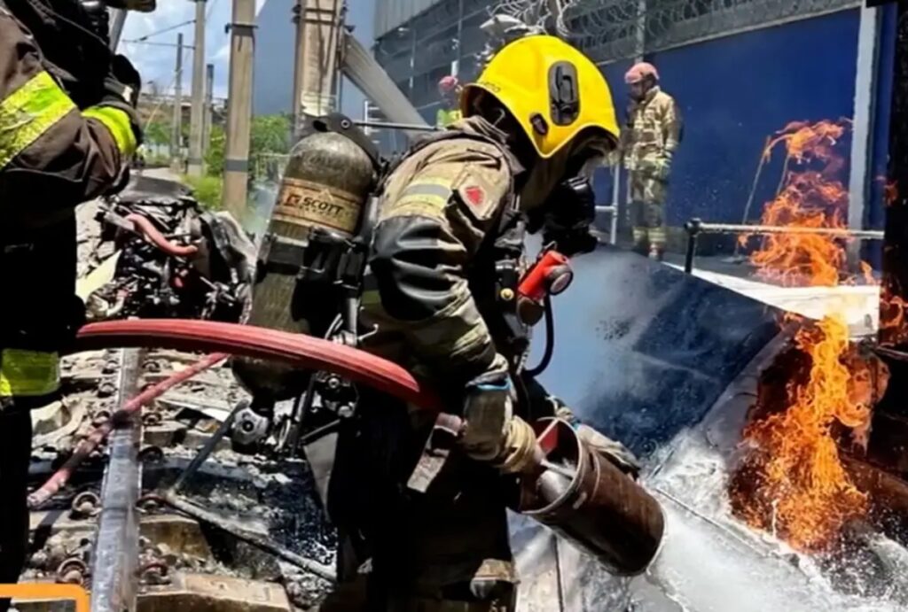 Um avião monomotor caiu nos trilhos do metrô de Belo Horizonte nesta sexta-feira (9). O piloto morreu após o impacto.
