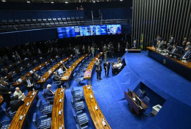 Os dois candidatos mais votados em cada unidade da Federação foram eleitos.