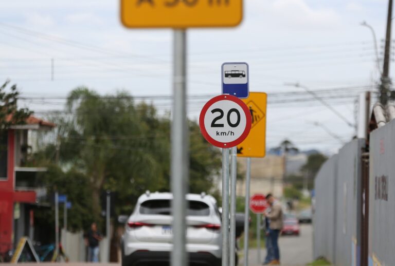 Detran-PR vai instalar mais de 33 mil placas de trânsito em 167 cidades com o programa Sinaliza Paraná. Confira as regiões contempladas.