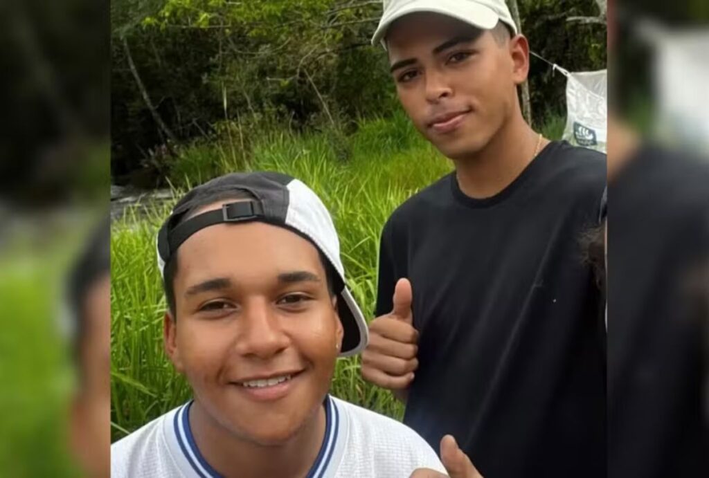 Ainda segundo o registro policial, os dois estavam sem documentos e foram identificados após familiares ligarem para os celulares deles.
