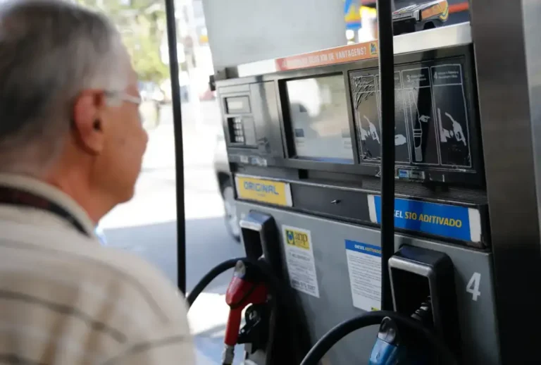 O governo federal informou nesta terça-feira (27) que renovará por mais um mês a subvenção de R$ 2,12 por litro ao óleo diesel.