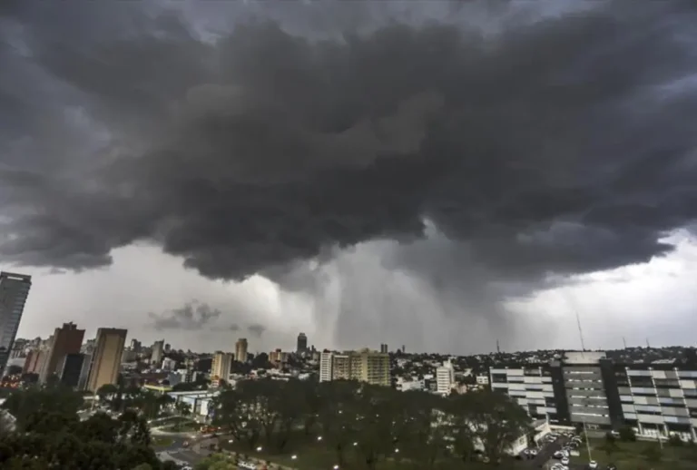Um alerta de tempestade pode atingir quase todo o Paraná neste final de semana, a partir desta sexta-feira (9).