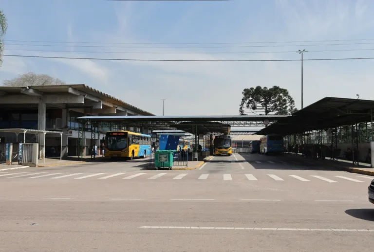 O Terminal Central de Araucária, na Região Metropolitana de Curitiba, vai ganhar uma usina de energia solar com 242 painéis fotovoltaicos.