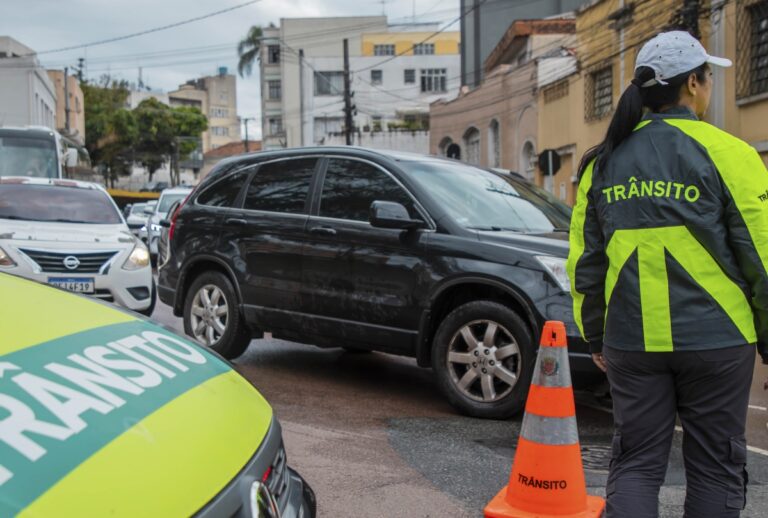 Trânsito em Curitiba terá bloqueios neste fim de semana de segundo turno das eleições e de shows. Confira rotas alternativas.
