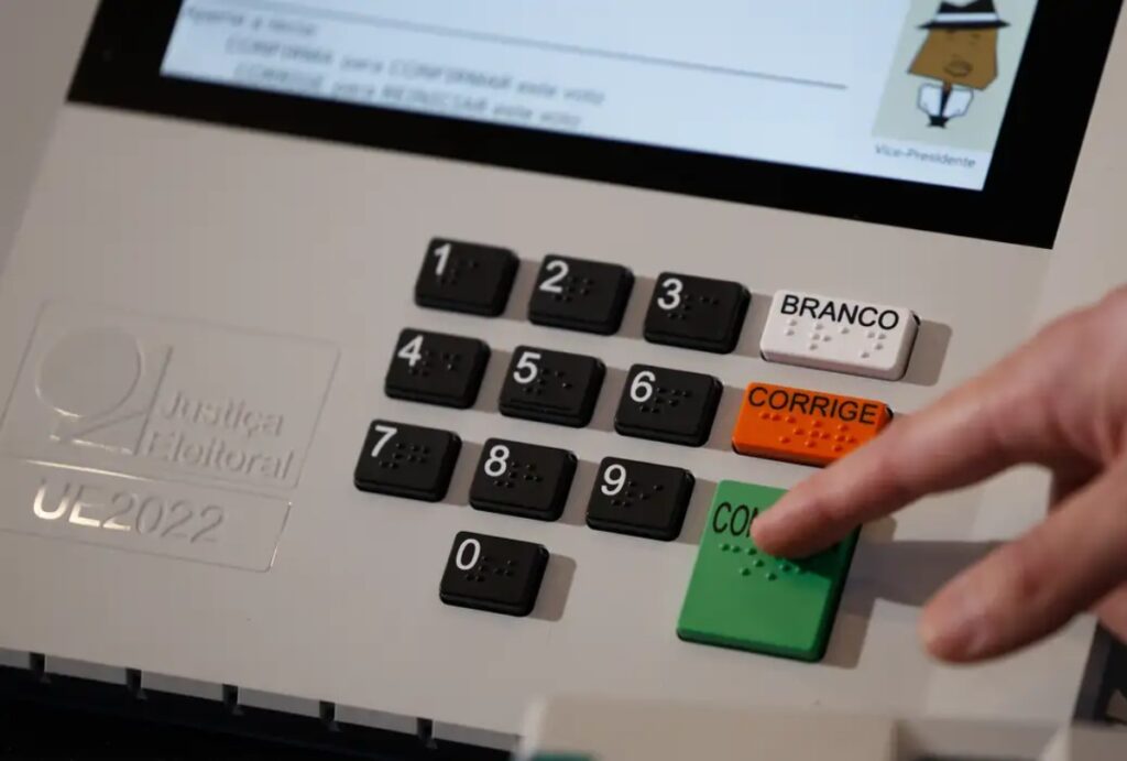 Uma urna precisou ser trocada neste domingo de Eleições 2026, após a tecla 3 parar de funcionar. A Justiça suspeita de uso de cola.
