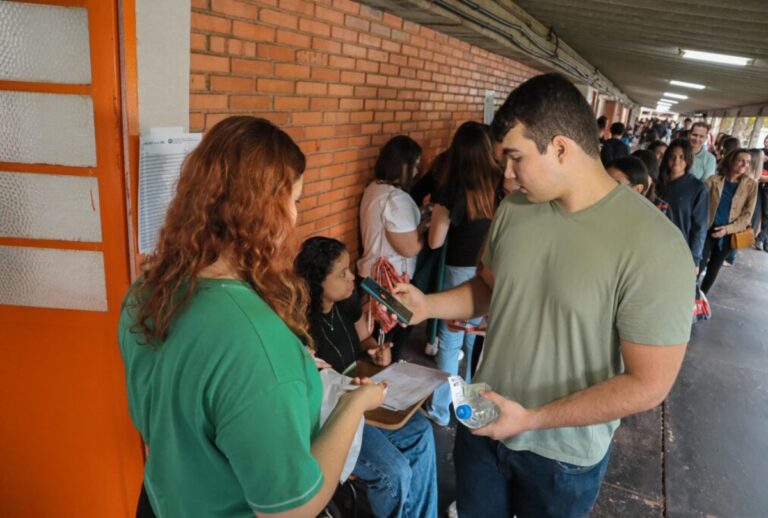 Vestibular da UEL acontece neste domingo (18) e segunda-feira (19) com mais de 18 mil inscritos. Confira horários, regras e concorrência.